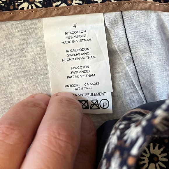 NWT! Women’s Isaac Mizrahi navy navy blue daisy print Istanbul pants, Size 4 - Picture 6 of 6